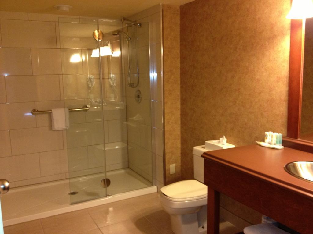 Quality Inn & Suites Bay Front Су Сент Мари Екстериор снимка