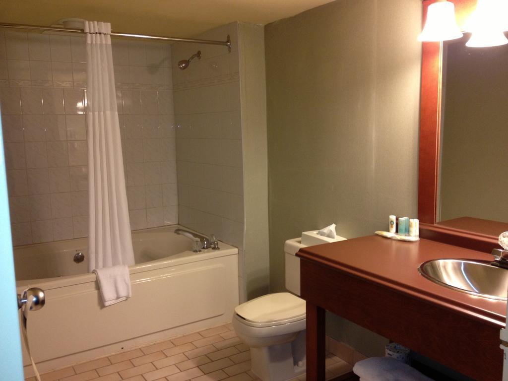 Quality Inn & Suites Bay Front Су Сент Мари Екстериор снимка