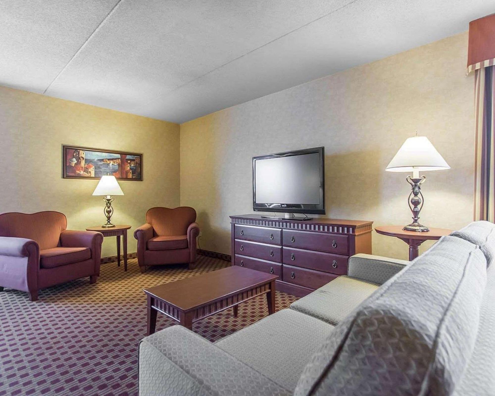 Quality Inn & Suites Bay Front Су Сент Мари Екстериор снимка