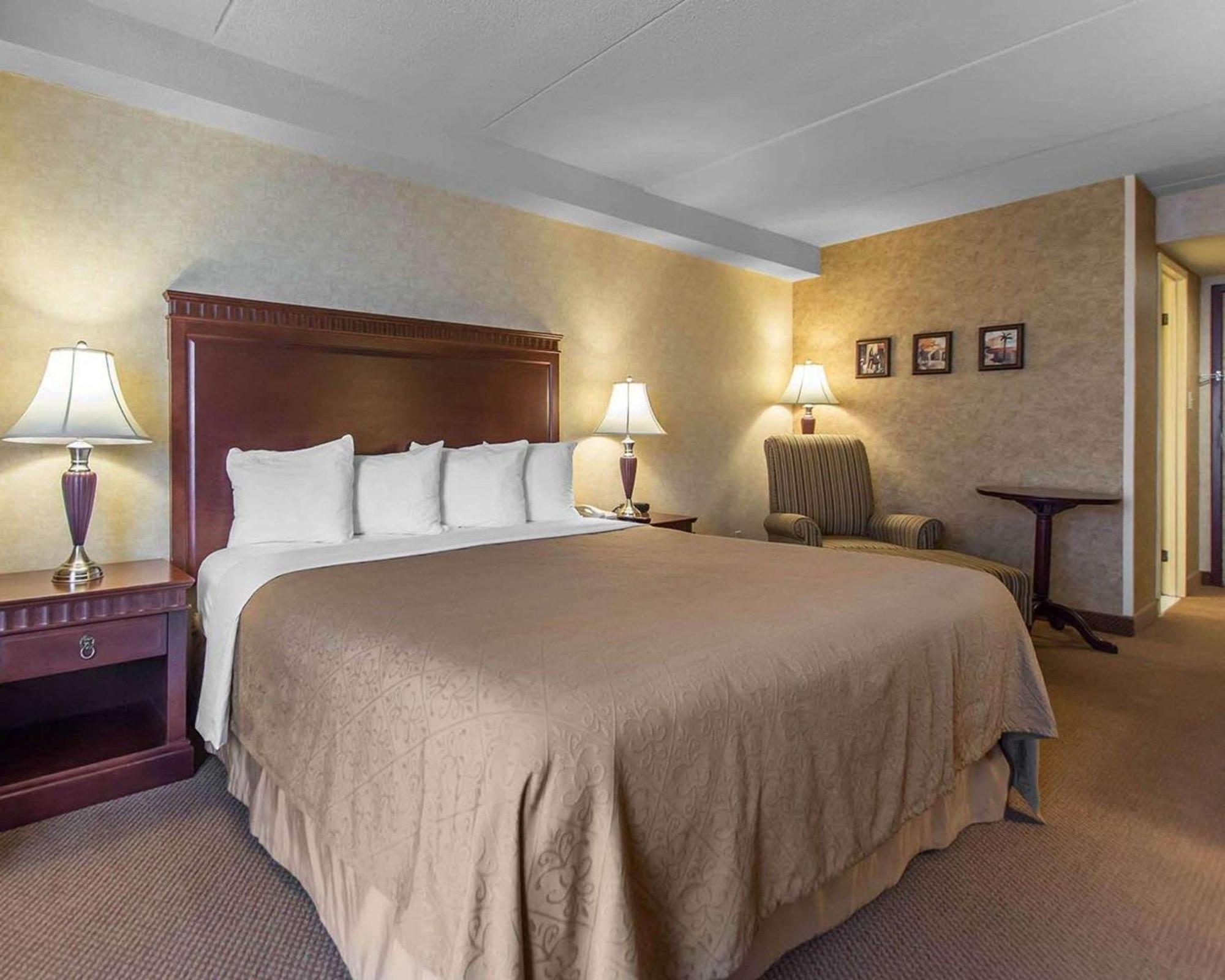 Quality Inn & Suites Bay Front Су Сент Мари Екстериор снимка
