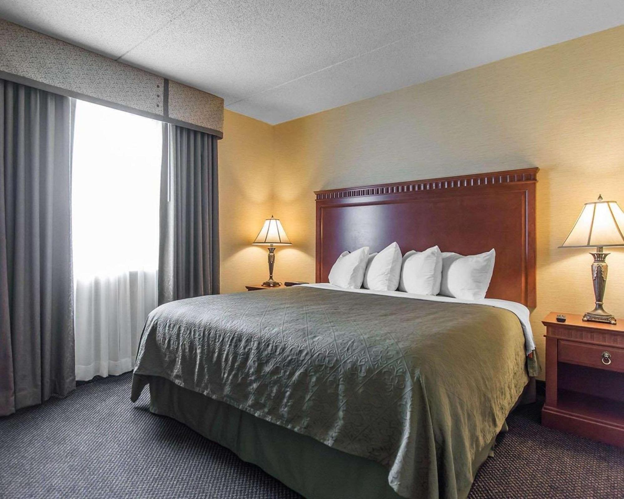 Quality Inn & Suites Bay Front Су Сент Мари Екстериор снимка